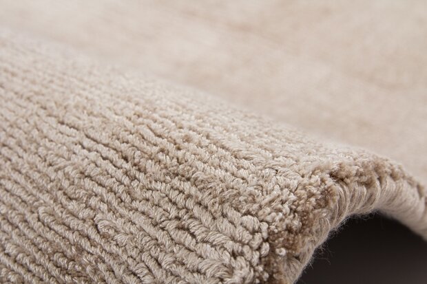 Effen exclusief vloerkleed beige